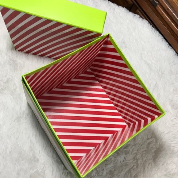 Many Faces of Santa Box and Holiday Socks Set - Picture 5 of 9